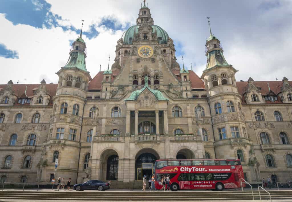 Altstadt Hannover mit beeindruckendem Rathaus und Touristenbus.