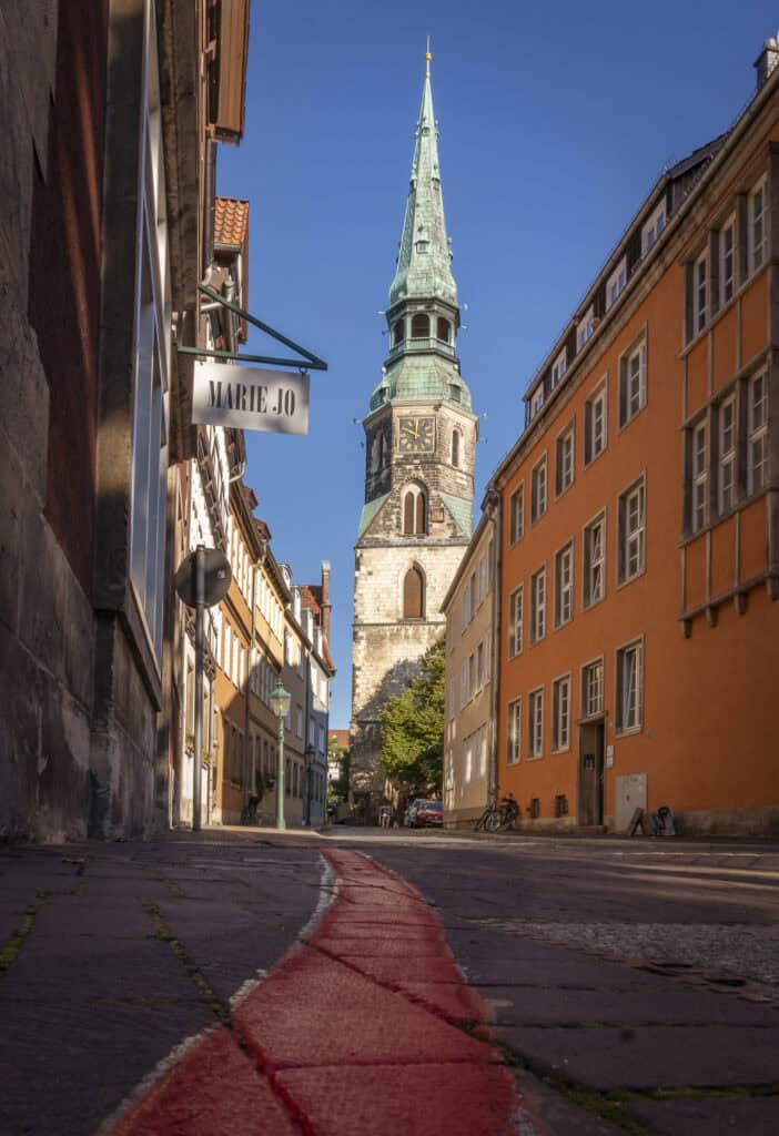 Blick auf die Altstadt Hannovers mit dem Roten Faden, historische Stadtführung in Hannover.
