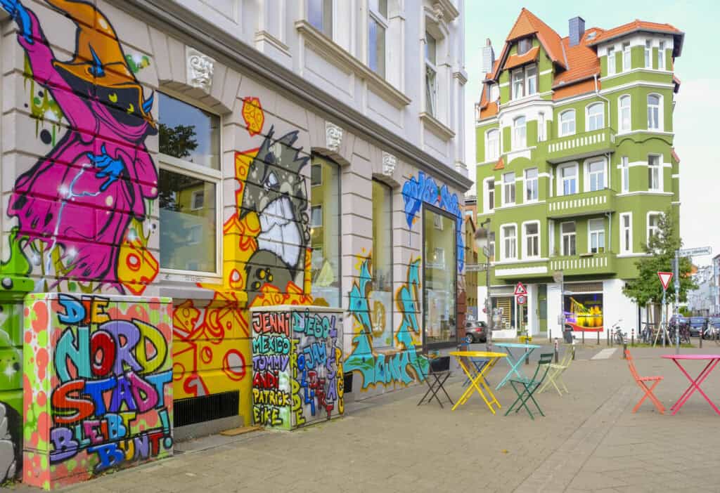 Bunte Graffiti an der Wand in der Nordstadt, Hannover.