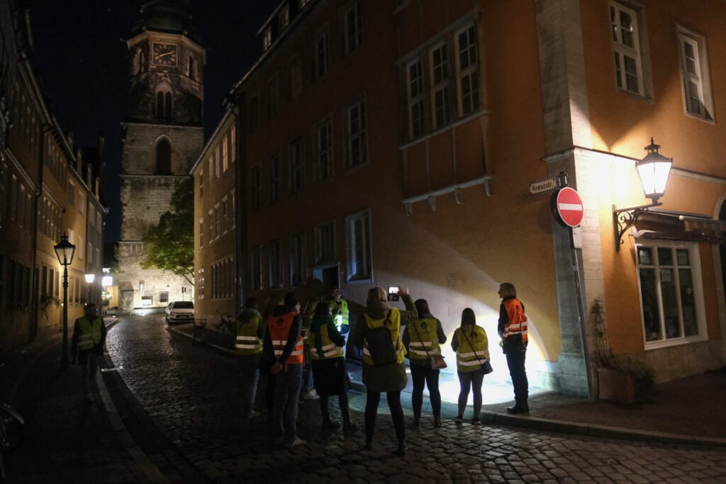 Gruppe bei der Fackel-Tour durch die nächtliche Altstadt von Hannover.