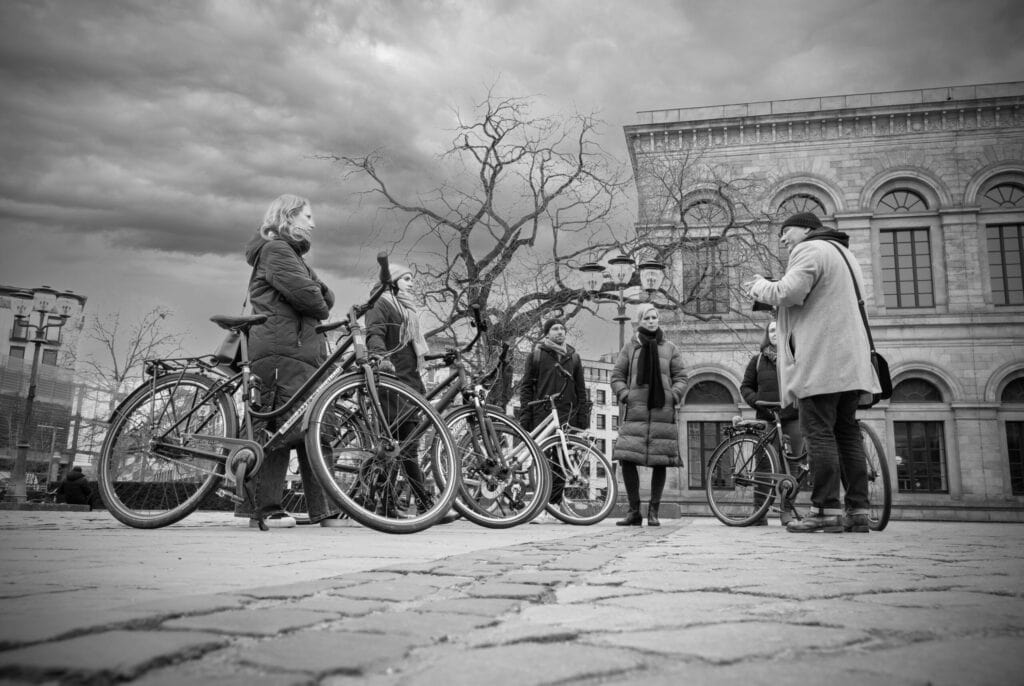 Gruppe von Radfahrern bei der Hannovers Krimitour, erkunden die Stadt auf Tatort-Spuren.