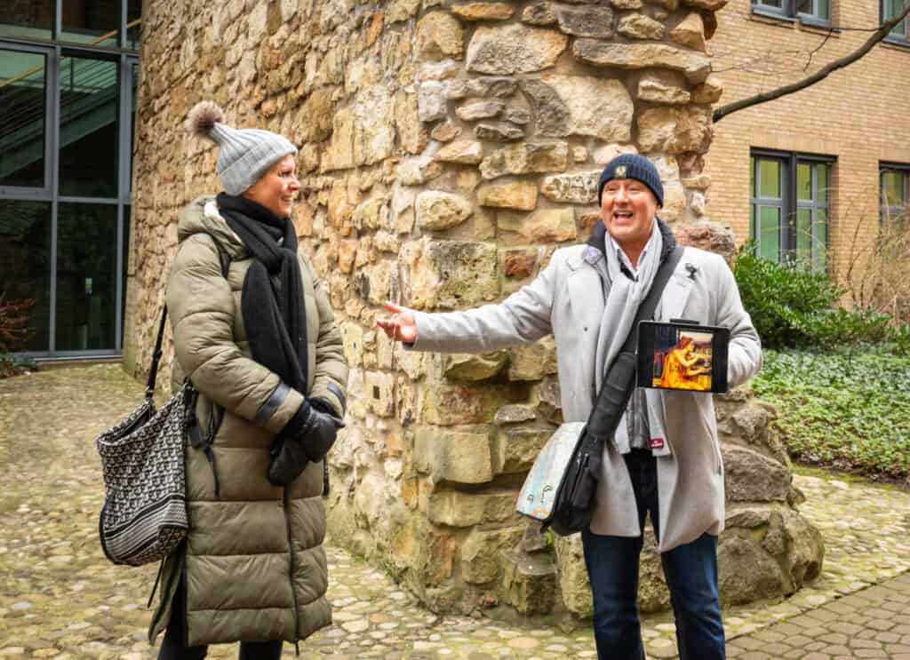 Zwei Personen bei der Hannovers Krimi Tour, Stadtführung mit Spannung und Spaß.