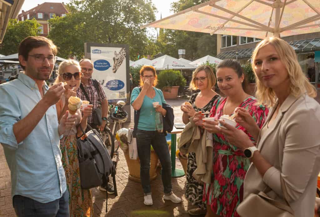 Gruppe von Menschen beim Essen im Freien in Hannover Oststadt.