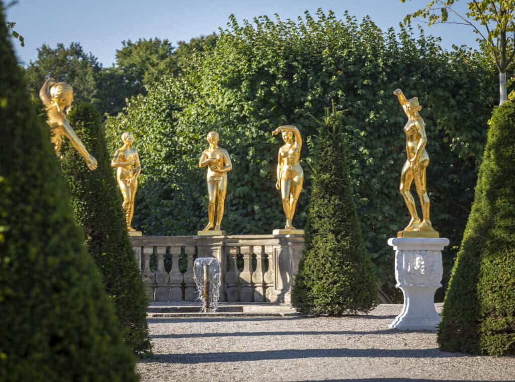 Goldene Skulpturen im Herrenhausen Garten, Hannover, bei schönem Wetter.