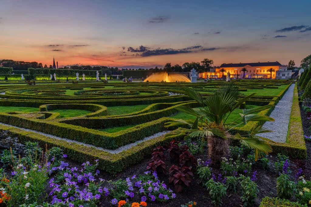 Schlossgarten Herrenhausen mit Großer Fontäne, Gartenmeister und Gavotte bei Sonnenuntergang.