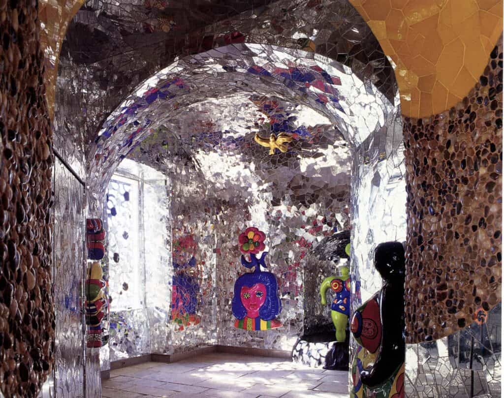 Grotte von Niki de Saint Phalle mit bunten Skulpturen und Spiegelmosaiken in Hannover.