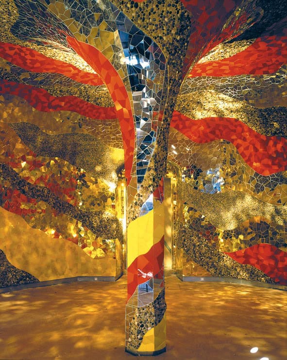Faszinierende Grotte von Niki de Saint Phalle mit buntem Mosaikdesign und reflektierenden Flächen, e.