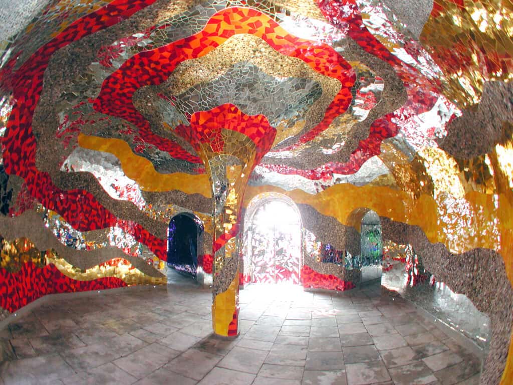 Grotte von Niki de Saint Phalle mit bunten Mosaiken und reflektierenden Oberflächen, kreative Kunsti.