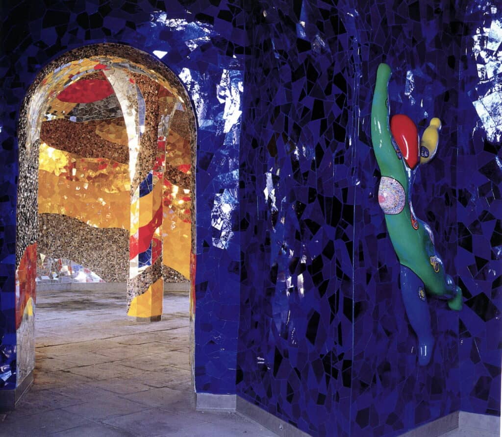 Bunte Mosaik-Grotte von Niki de Saint Phalle mit farbenfrohen Skulpturen und Mosaikfliesen in Hannov.