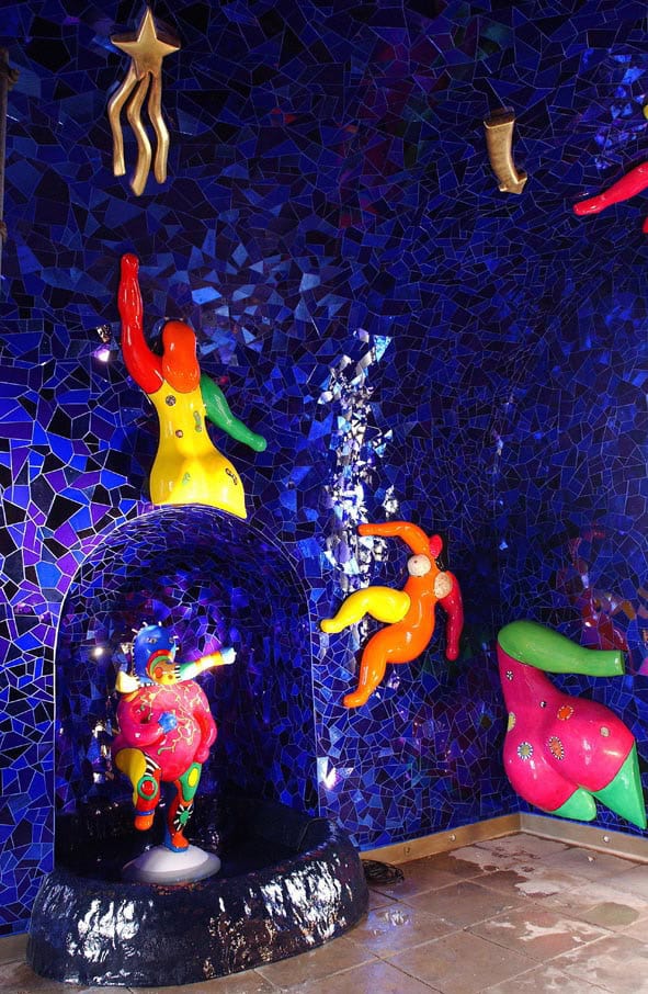 Kunstinstallation "Die Grotte von Niki de Saint Phalle" mit bunten Skulpturen und Mosaikfliesen in H.