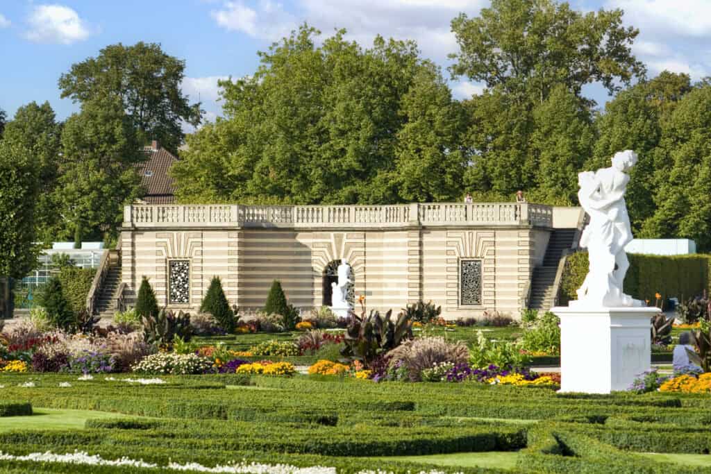 Grotte von Niki de Saint Phalle in Hannover mit kunstvoller Skulptur und Gartenanlage.