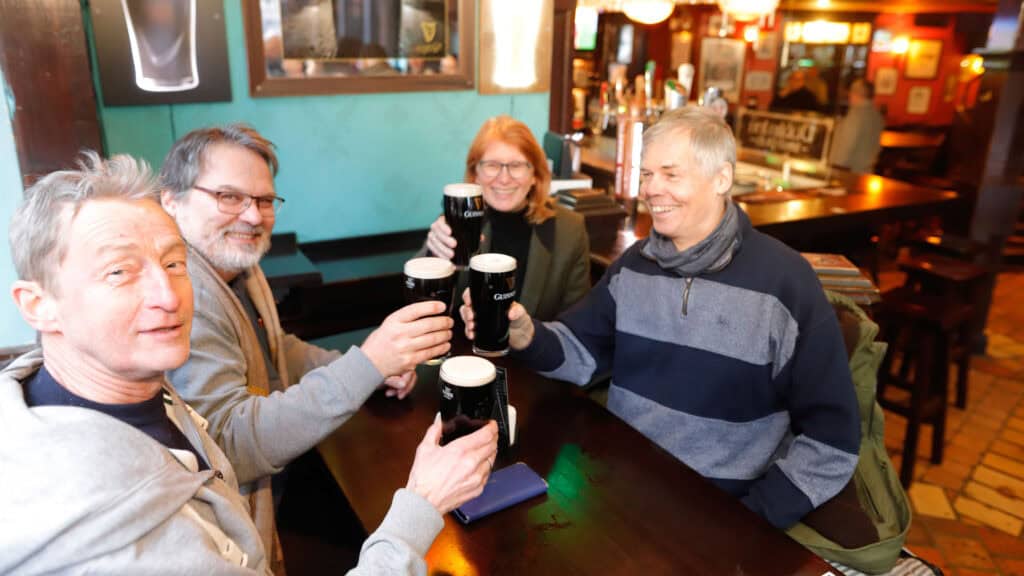 Hannover „Very British“ - venner skåler i mørk øl i en bar.