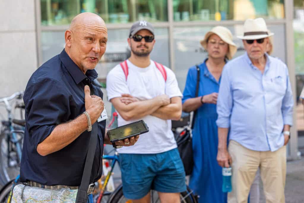 Führer erklärt Touristen die Verbrechensgeschichte in Hannover.