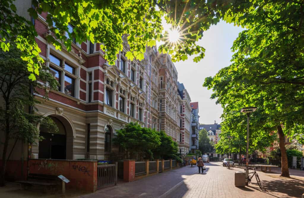 Charmante Straßen mit historischen Gebäuden und grünen Parks.
