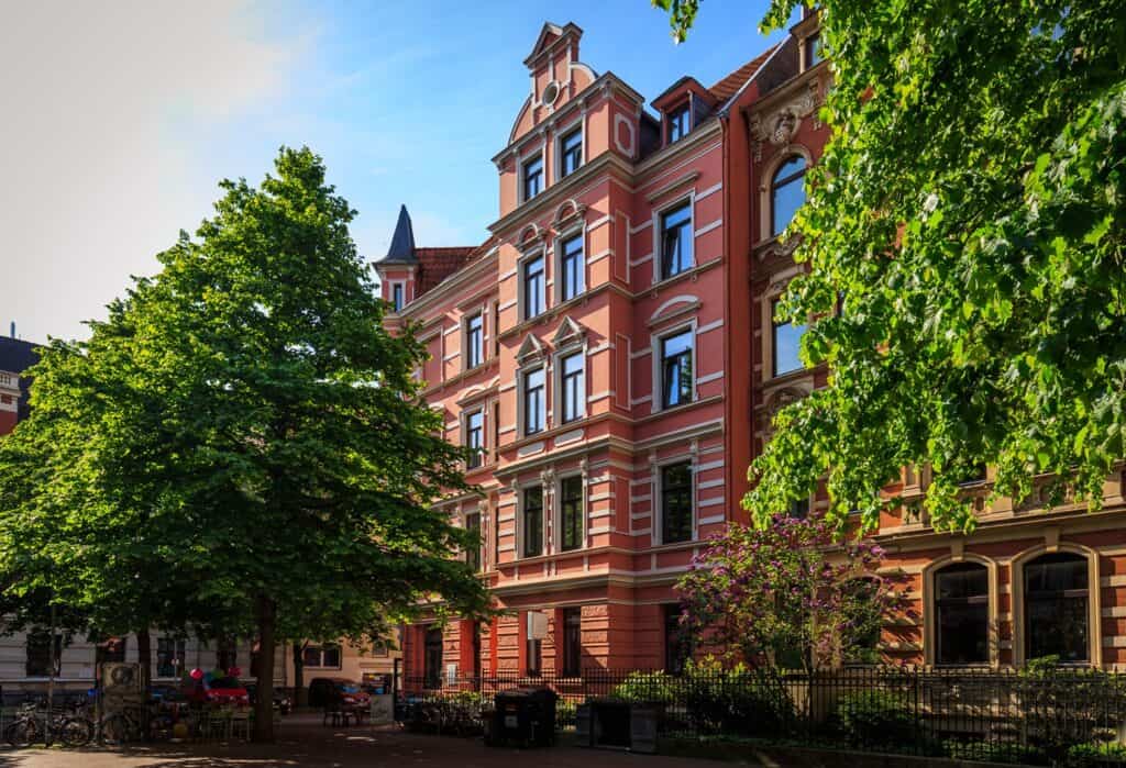 Altbau in Hannover Oststadt mit grünen Bäumen.