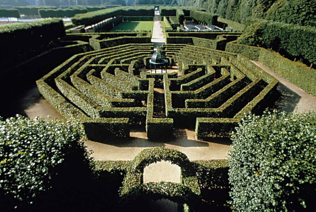 Herrlicher Blick auf die barocke Gartenanlage Herrenhausen in Hannover, perfekt für Tagesarrangement.