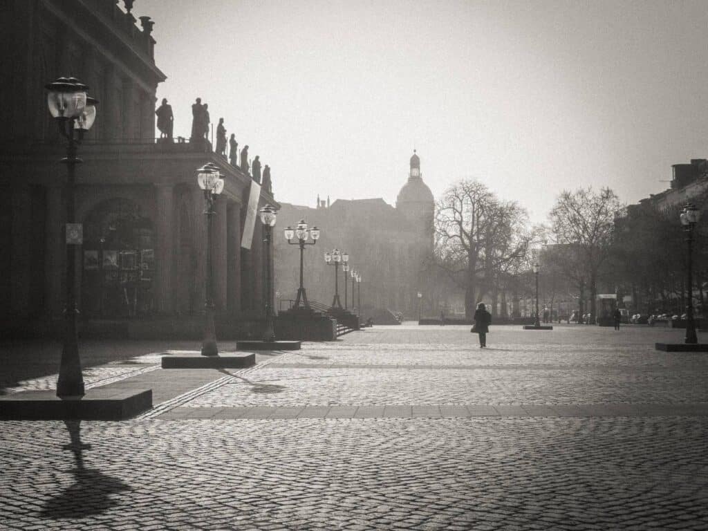 Altstadt von Hannover mit historischen Gebäuden und Straßenlaternen.