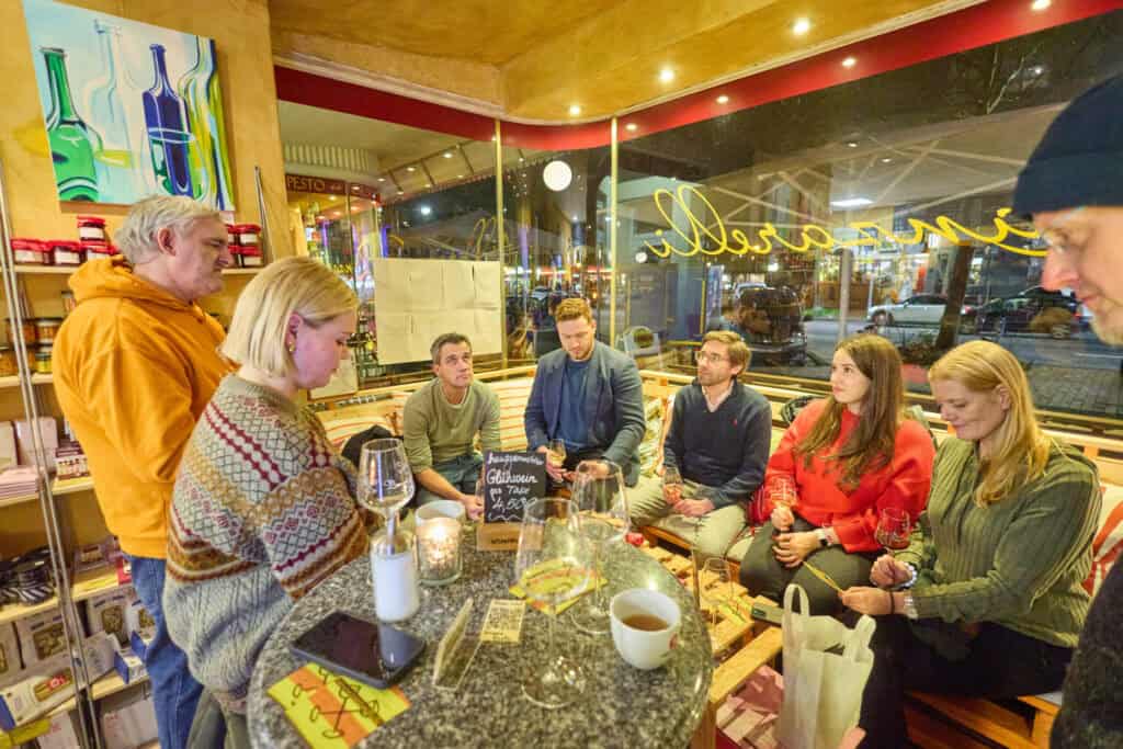 Gruppe von Freunden beim gemeinsamen Essen in einem gemütlichen Café in der Südstadt.