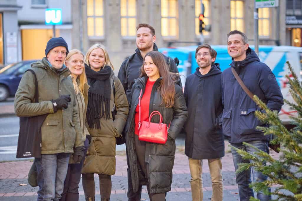 Gruppe von Freunden in der Südstadt von Hannover, genießt den Tag im Stadtviertel.