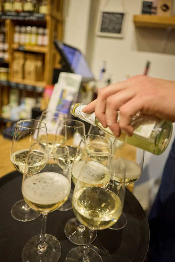 Altbier wird in einem gemütlichen Café in der Südstadt Hannover serviert.