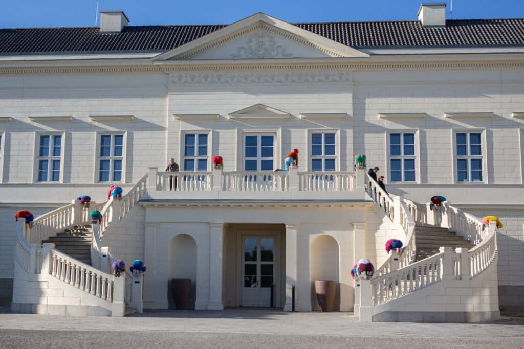 Blick auf das Herrenhausen Schloss mit barocken Treppen und Dekorationen.