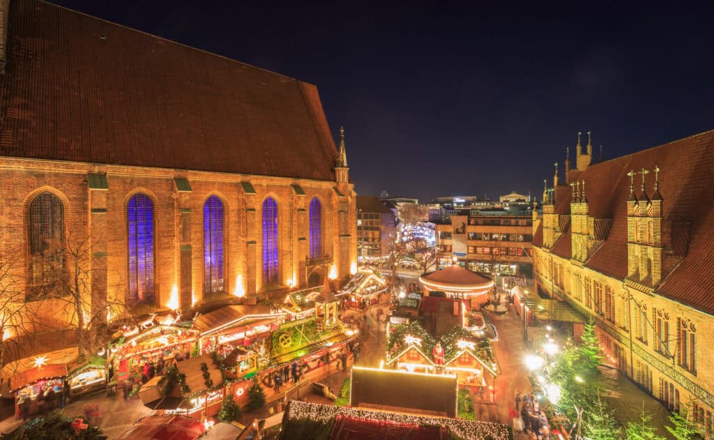 Hannover Nachtmarkt bei Nacht mit festlicher Beleuchtung und bunten Lichtern.