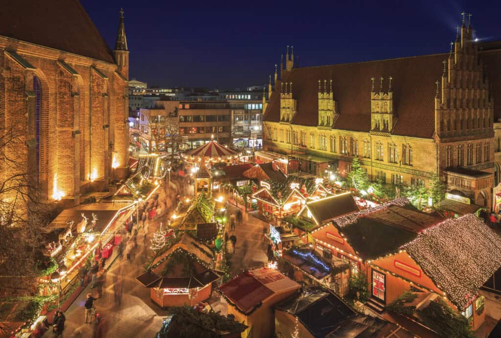 Weihnachtsmarkt Hannover erleuchtet mit festlicher Beleuchtung und festlichem Flair.