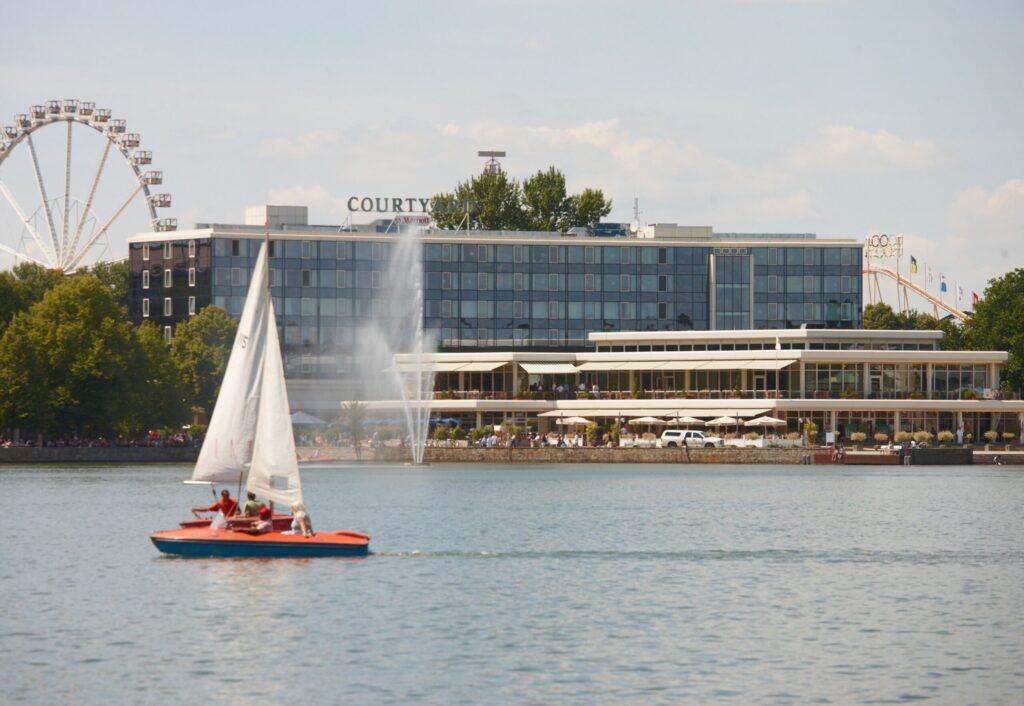 Segelboot auf dem Maschsee mit Blick auf die Hannover Congress Centrum Skyline.
