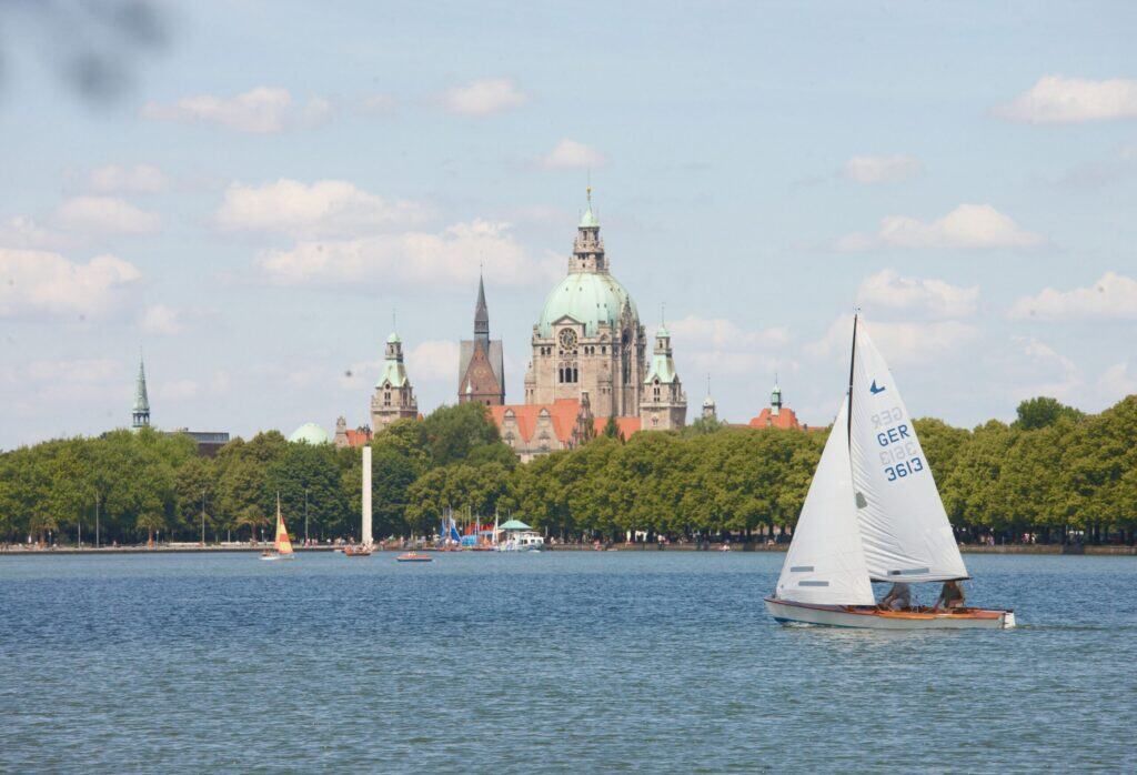Segelboot auf dem Wasser vor Hannover mit Blick auf die Stadt und den Dom.