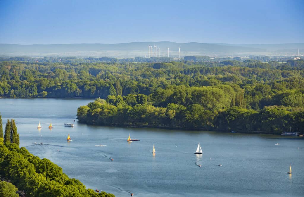 Blick auf den Fluss mit Segelbooten und umgebender Natur, ideal für Tagesarrangements und Wasserspor.