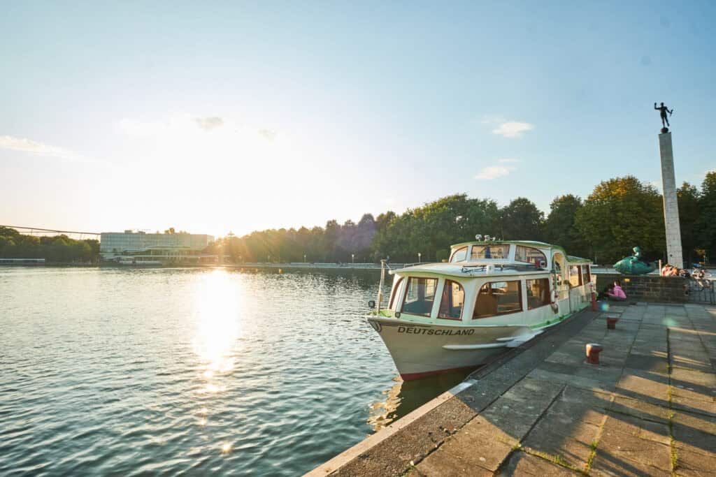 Boot am Wasser in Hannover bei Sonnenuntergang, ideal für Tagesarrangement: Hannover Seegang.