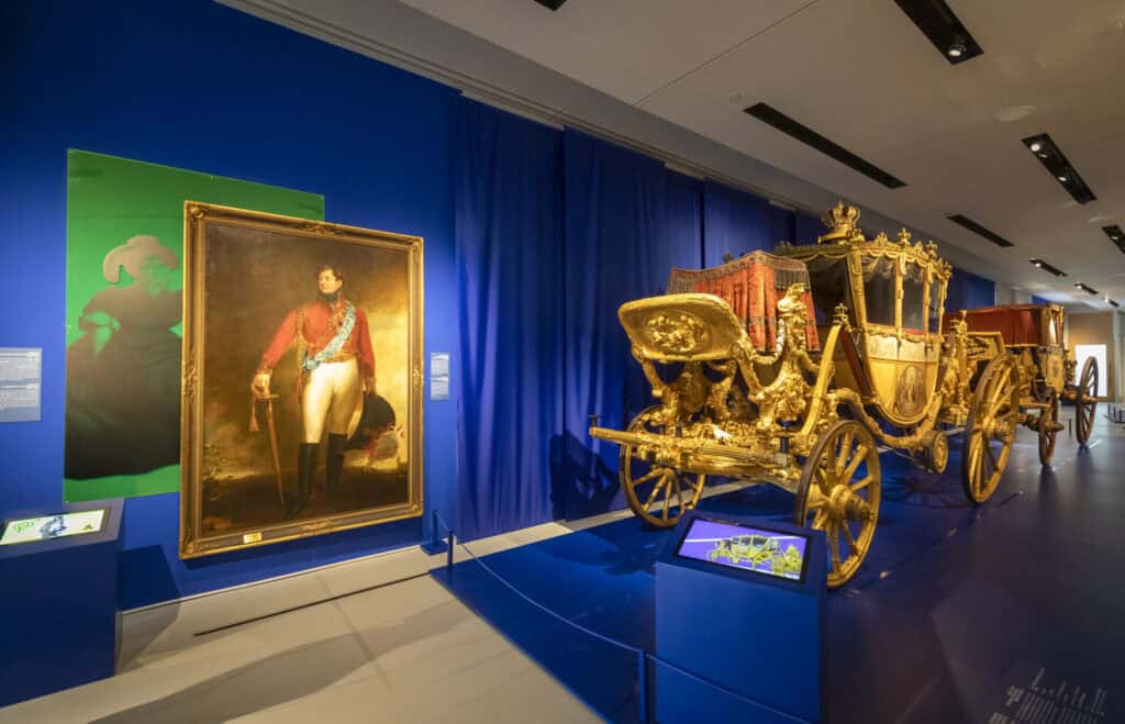 Historische Kutschen und Gemälde im Museum Schloss Herrenhausen, Hannover.