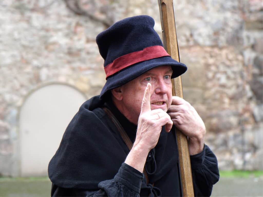 El vigilante nocturno Melchior en traje histórico en Hannover.