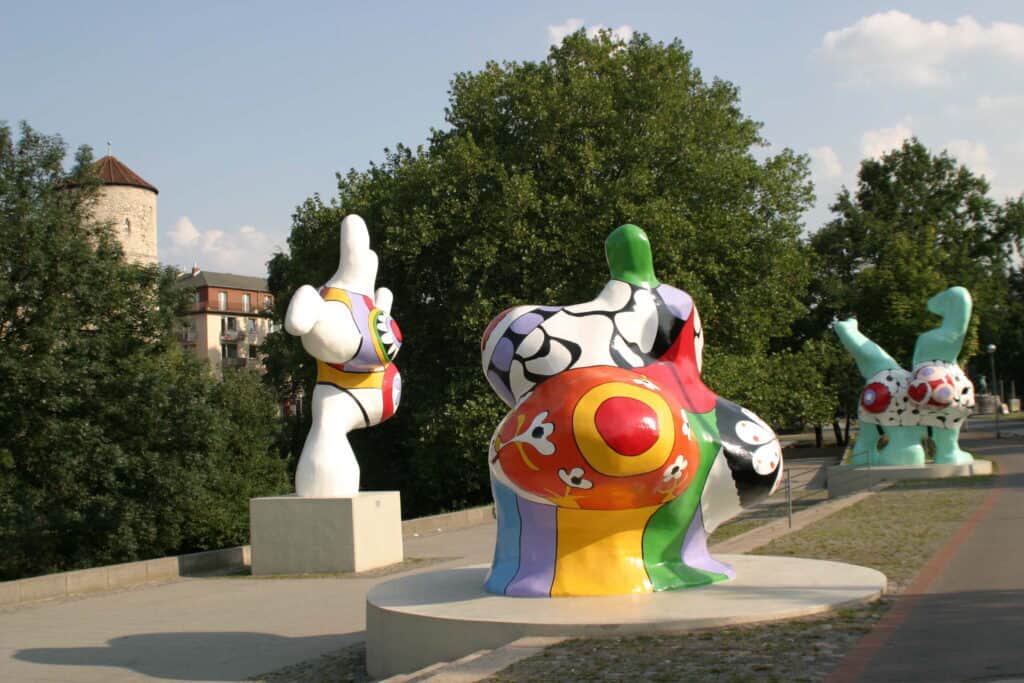 Bunte Kunstskulpturen im Park Hannover, kreative und moderne Kunstwerke in der Stadt.