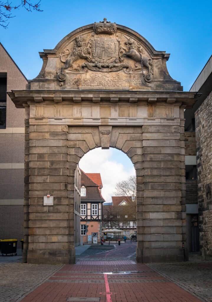 Historisches Stadttor in Hannover entlang des Roten Fadens, mit Blick auf die Altstadt.