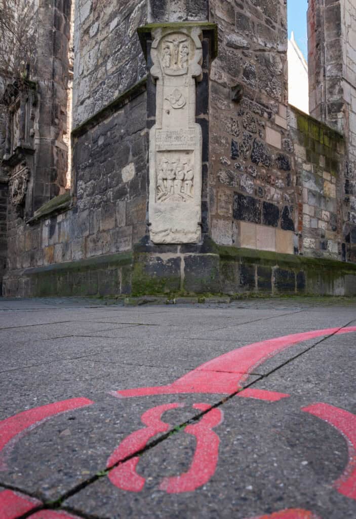Stein mit Schnitzerei am Roten Faden in Hannover, historische Stadtführung.