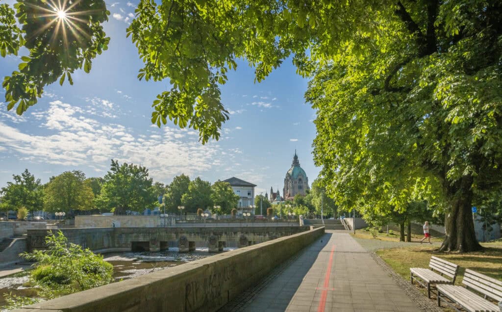 Entlang des Roten Fadens in Hannover mit Blick auf die Stadt und den Dom im Hintergrund.