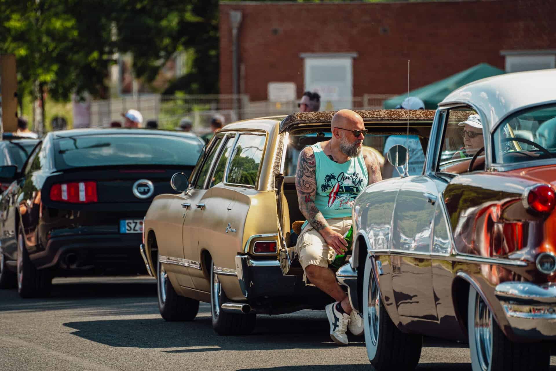 Старинные автомобили на оживленном автомобильном шоу STREET MAG SHOW в Ганновере.