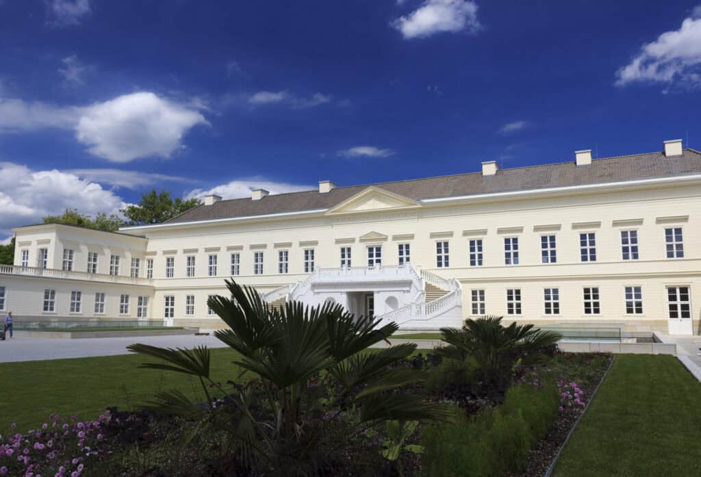 Großer Garten Hannover: Historisches Barockschloss im grünen Park.