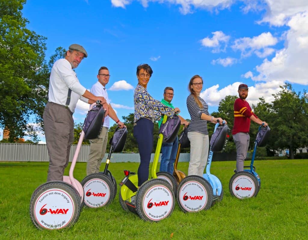 Gruppe beim Segway-Fahren in Hannover, geführte Tour durch die Stadt.
