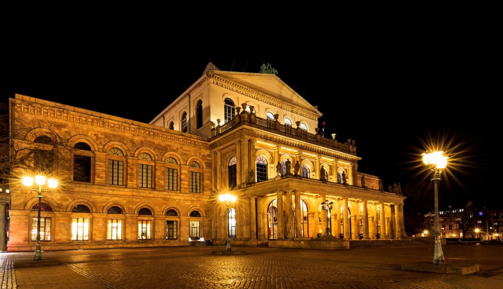 Hannover Altstadt bei Nacht mit beleuchteter Architektur und historischen Gebäuden.