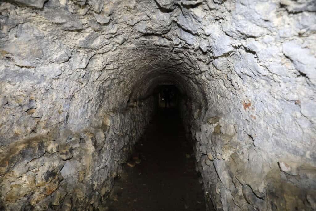 Versteckter Tunnel in Hannovers Krimi Tour, ideal für Fans von Kriminalgeschichten und spannenden St.