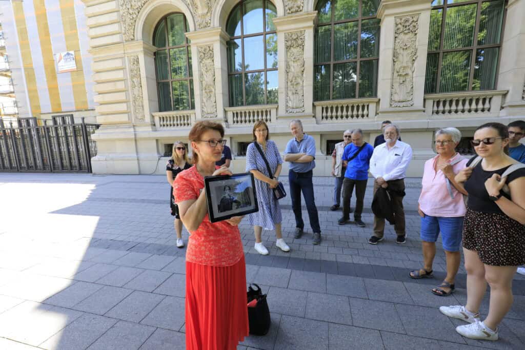 Gruppe bei der Hannovers Krimi Tour, Stadtführung durch historische Orte.