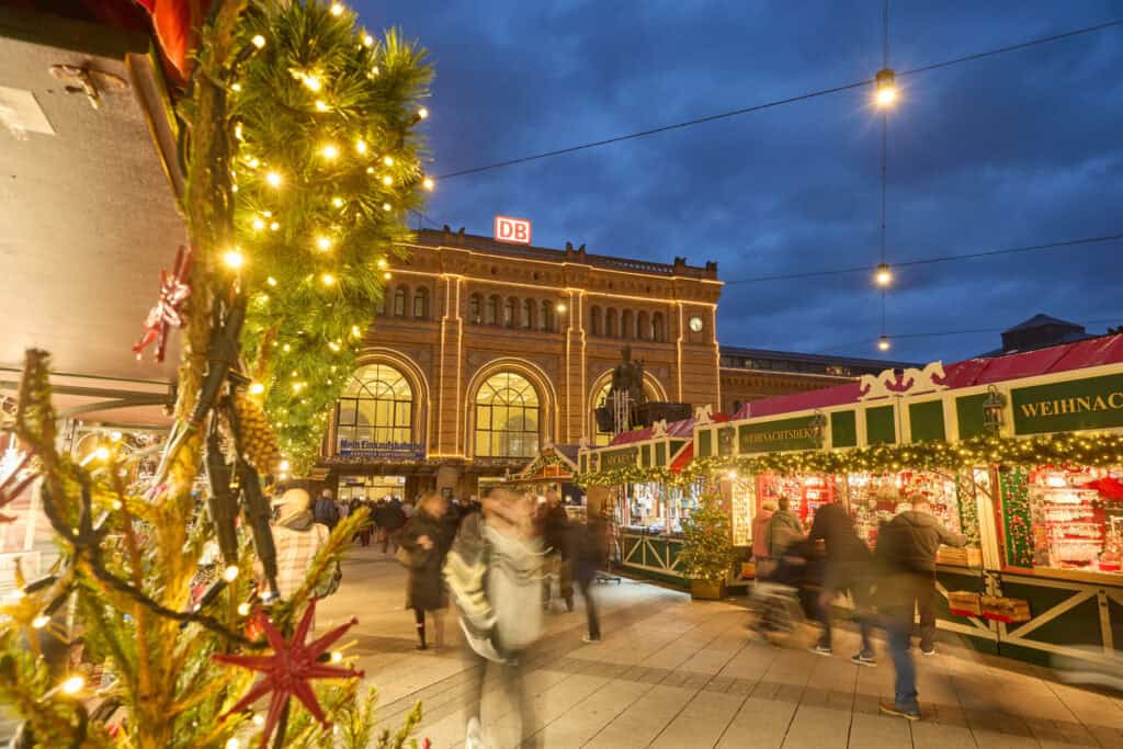 Weihnachtsmarkt Hannover mit beleuchteten Ständen und festlicher Atmosphäre im abendlichen Stadtzent.