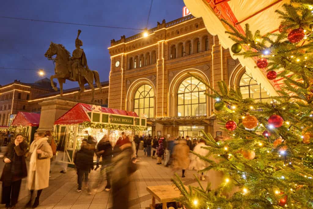 Festlicher Weihnachtsmarkt in Hannover mit beleuchteter Architektur und Weihnachtsbaum.