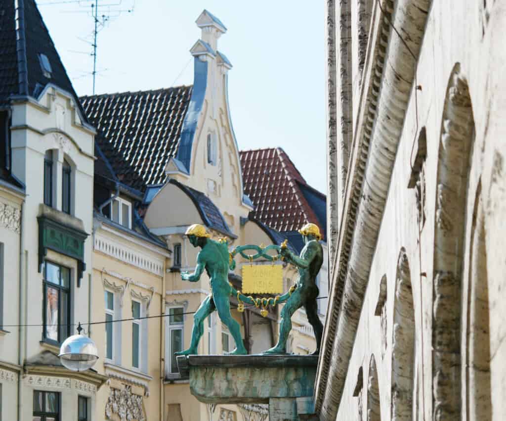 Altstadt mit Skulptur im Stadtteil List, Hannover.