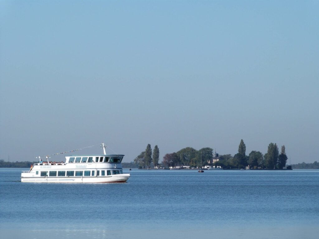 Entspannte Bootsfahrt im Steinhuder Meer, ideal für Tagesausflug und Naturerlebnis.