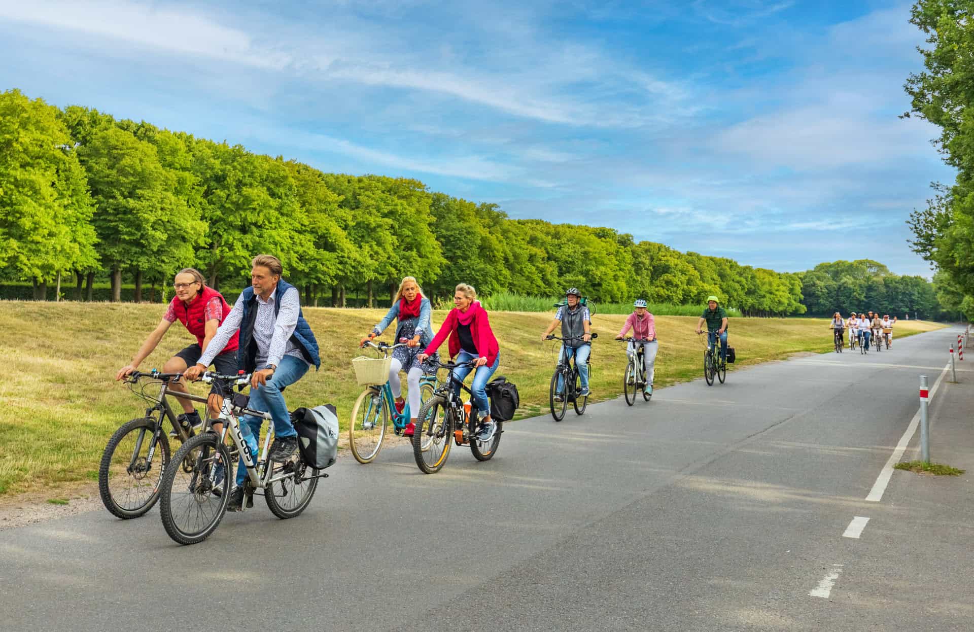 Radfahrer auf einer grünen Strecke in Hannover, umgeben von Bäumen und Natur.