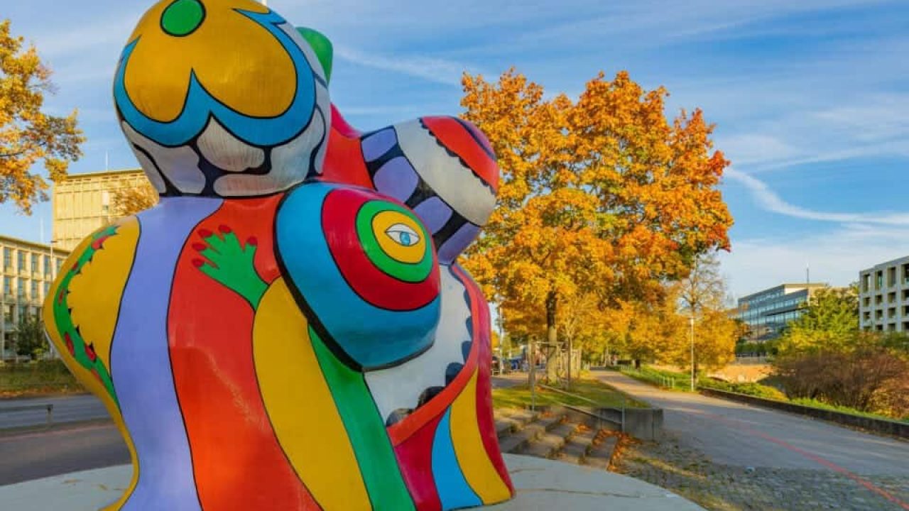 Escultura de arte em Hanôver com padrões coloridos e abstractos em espaços públicos.