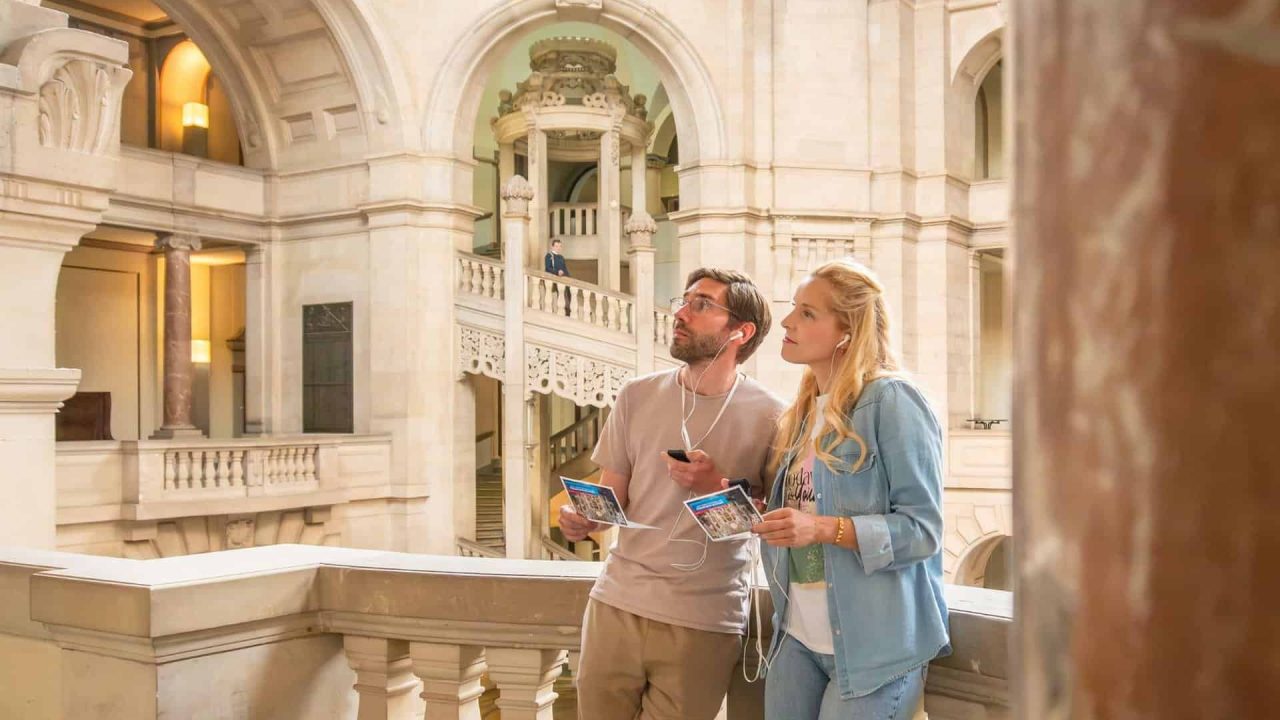 Tarihi binada Hannover manzaraları, bir erkek ve bir kadın turist inf.